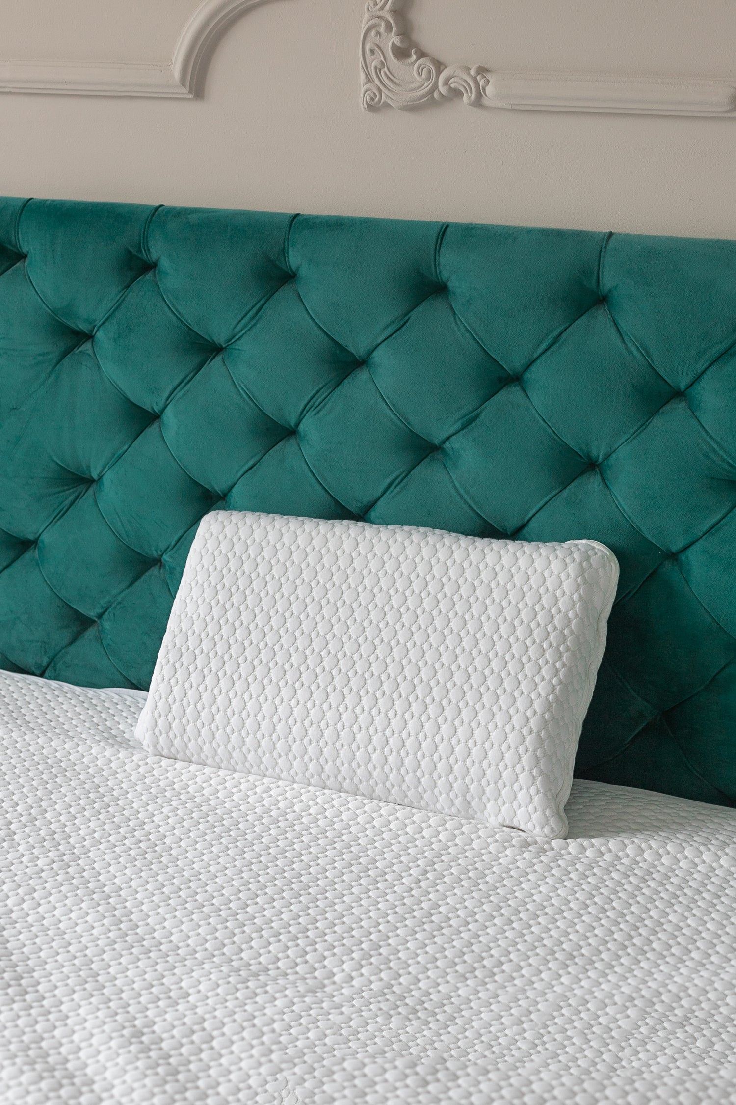 Regenerating mattress protector with capsule fabric - CAPS