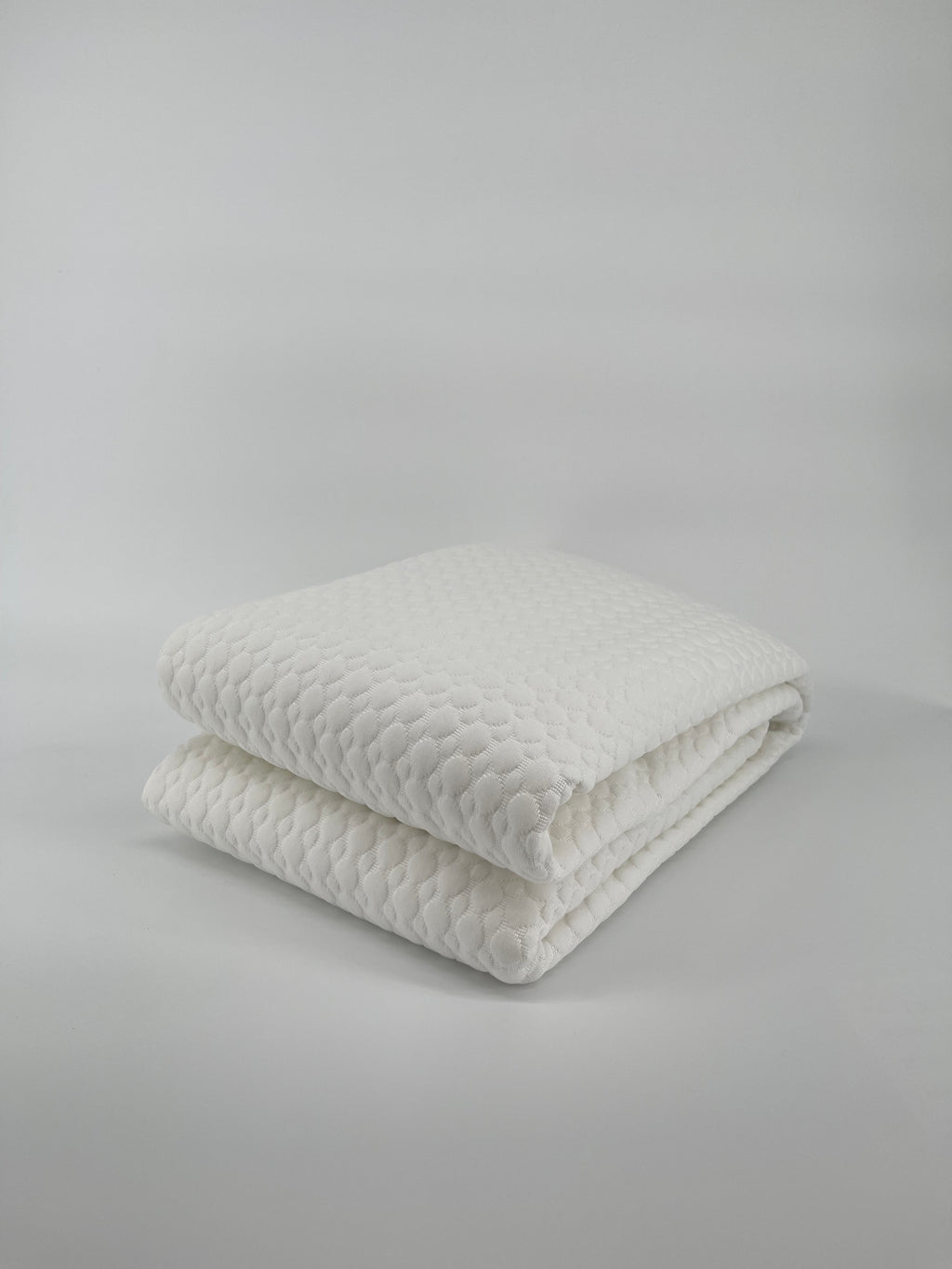 Regenerating mattress protector with capsule fabric - CAPS
