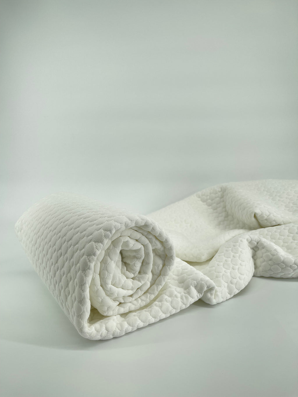 Regenerating mattress protector with capsule fabric - CAPS