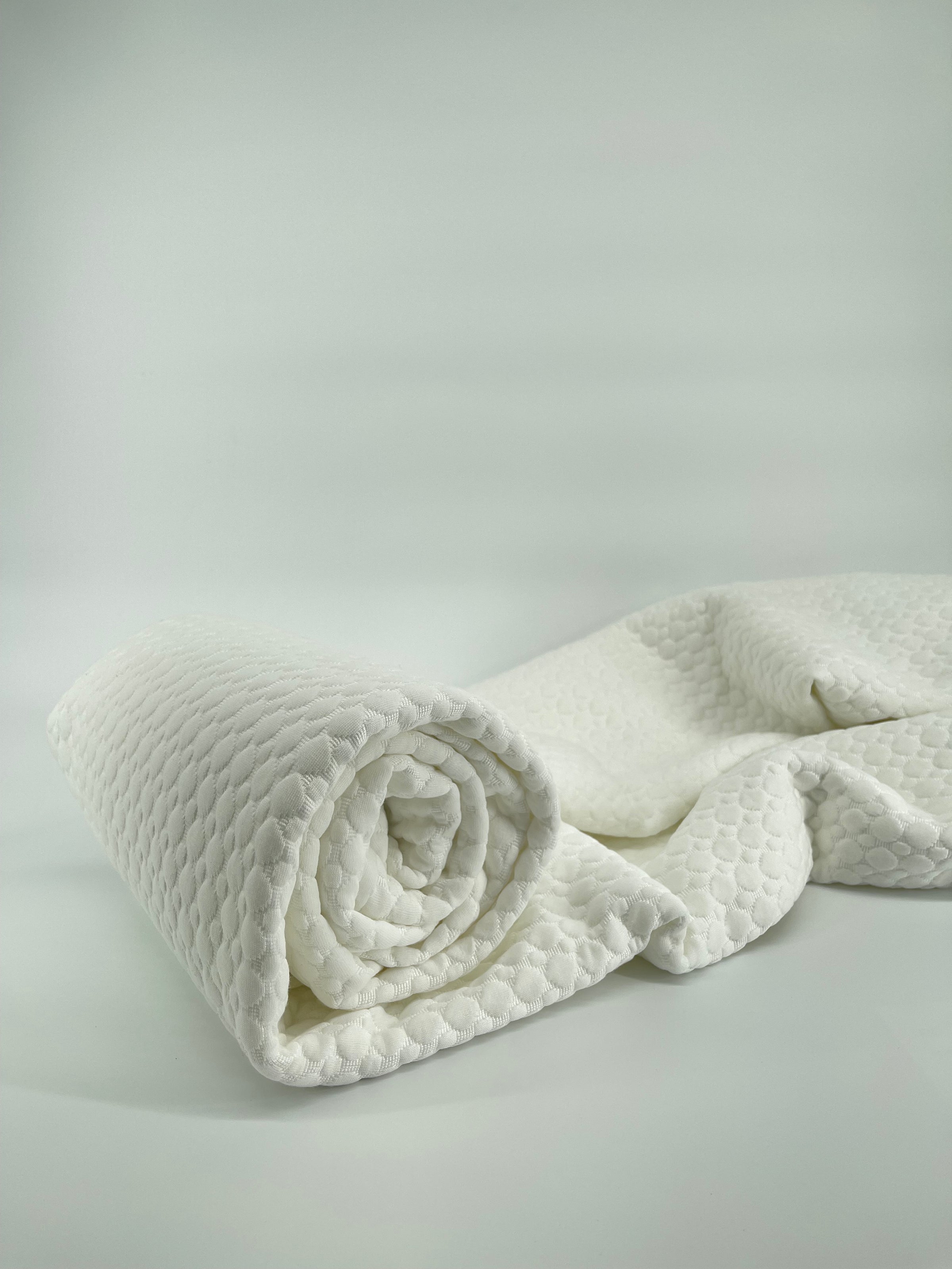 Regenerating mattress protector with capsule fabric - CAPS