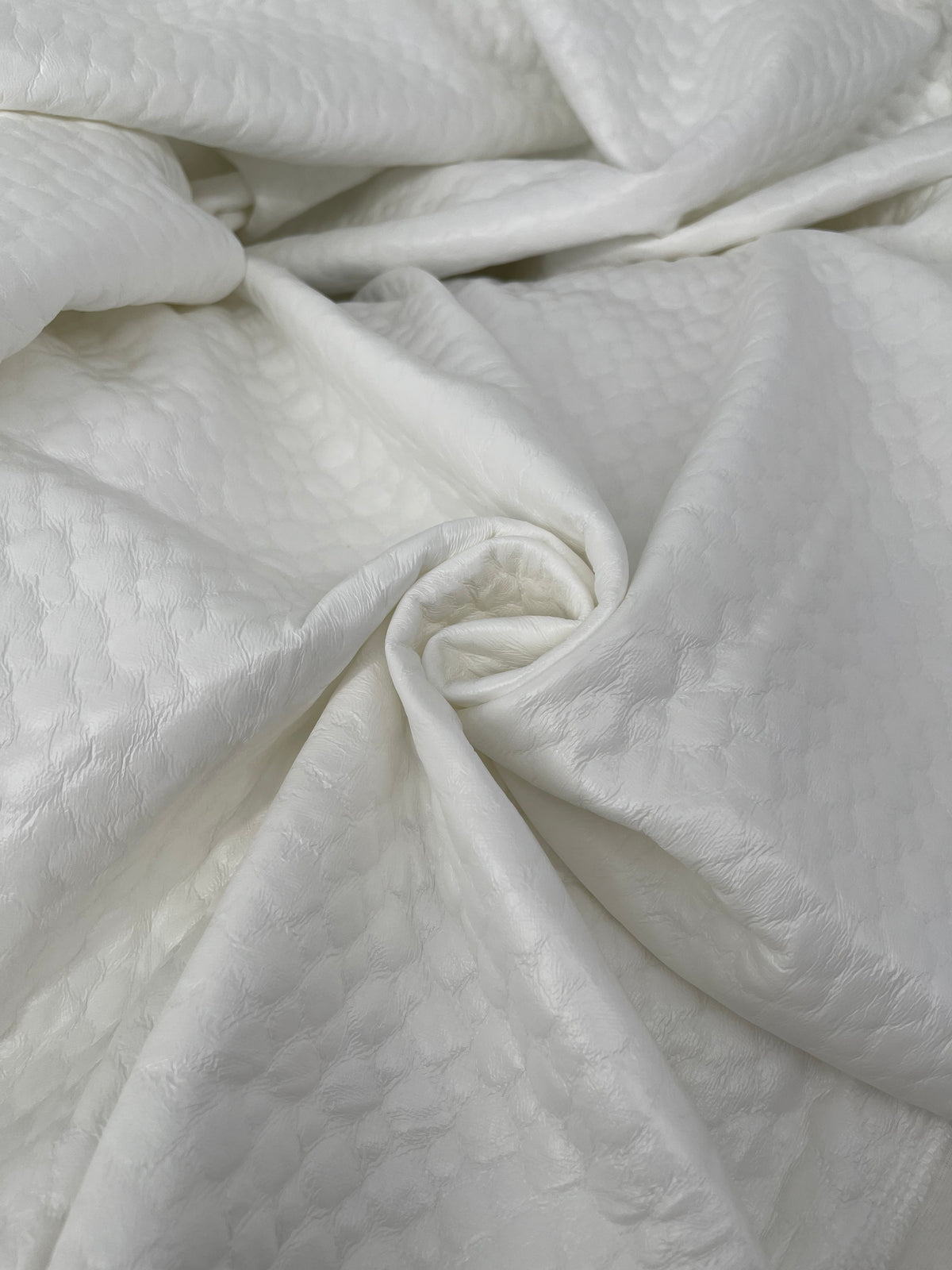 Regenerating mattress protector with capsule fabric - CAPS