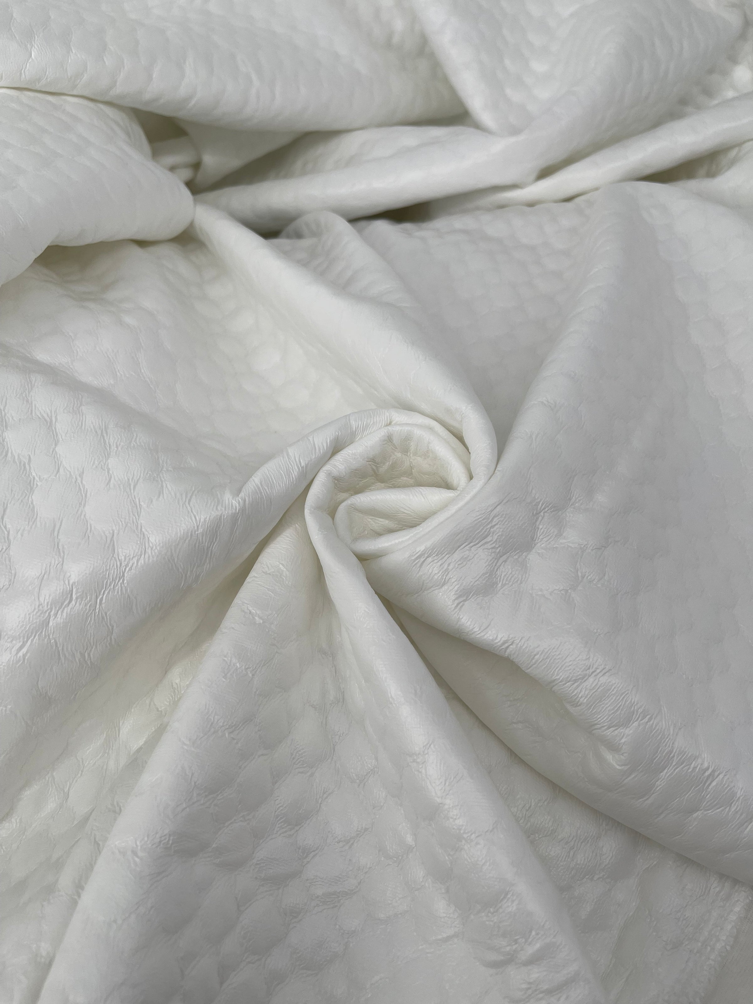 Regenerating mattress protector with capsule fabric - CAPS