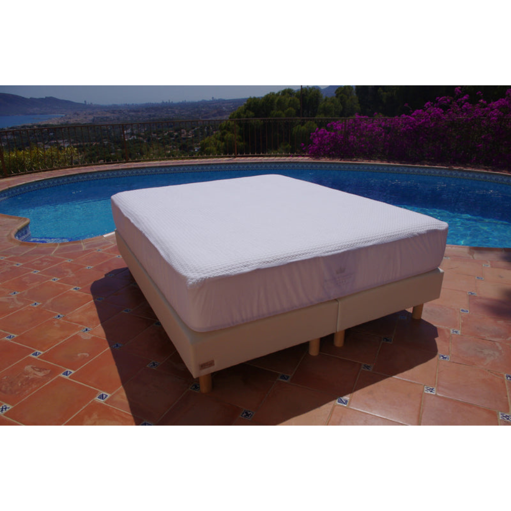 Regenerating mattress protector with capsule fabric - CAPS