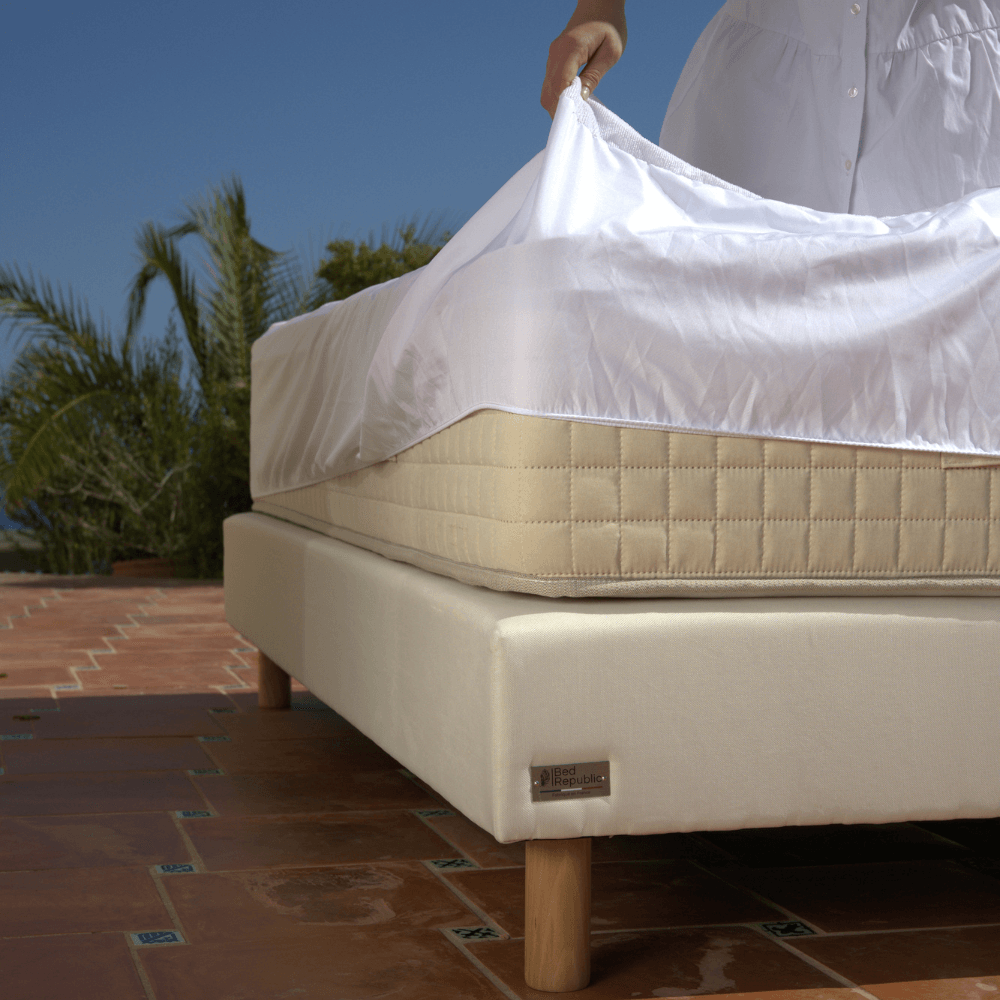 Waterproof and breathable mattress protector in 100% cotton terry cloth - white - BASIC