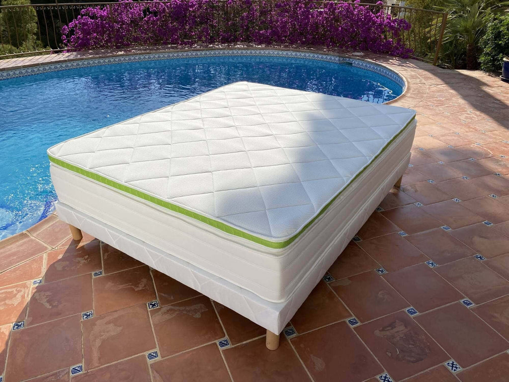 Vue d'ensemble du surmatelas sur un matelas