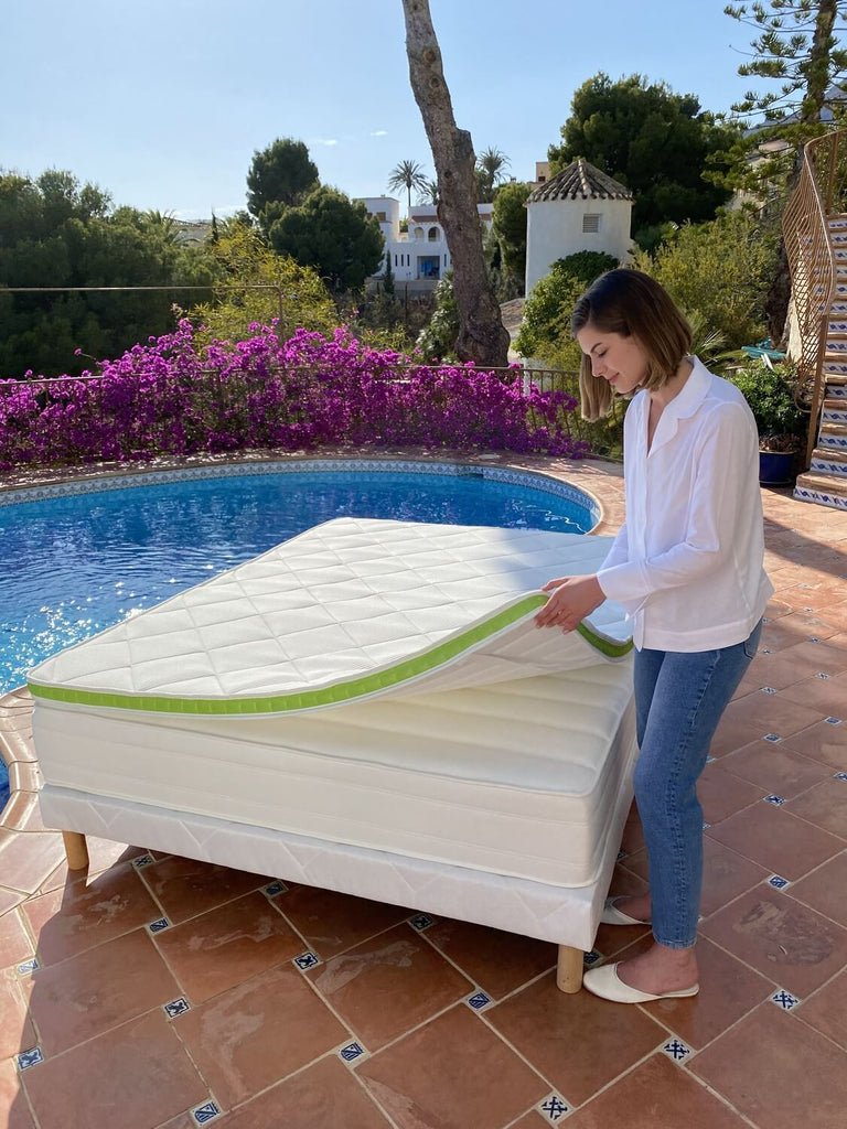 Pose du surmatelas sur un matelas