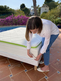 Démonstration de pose du surmatelas sur un matelas