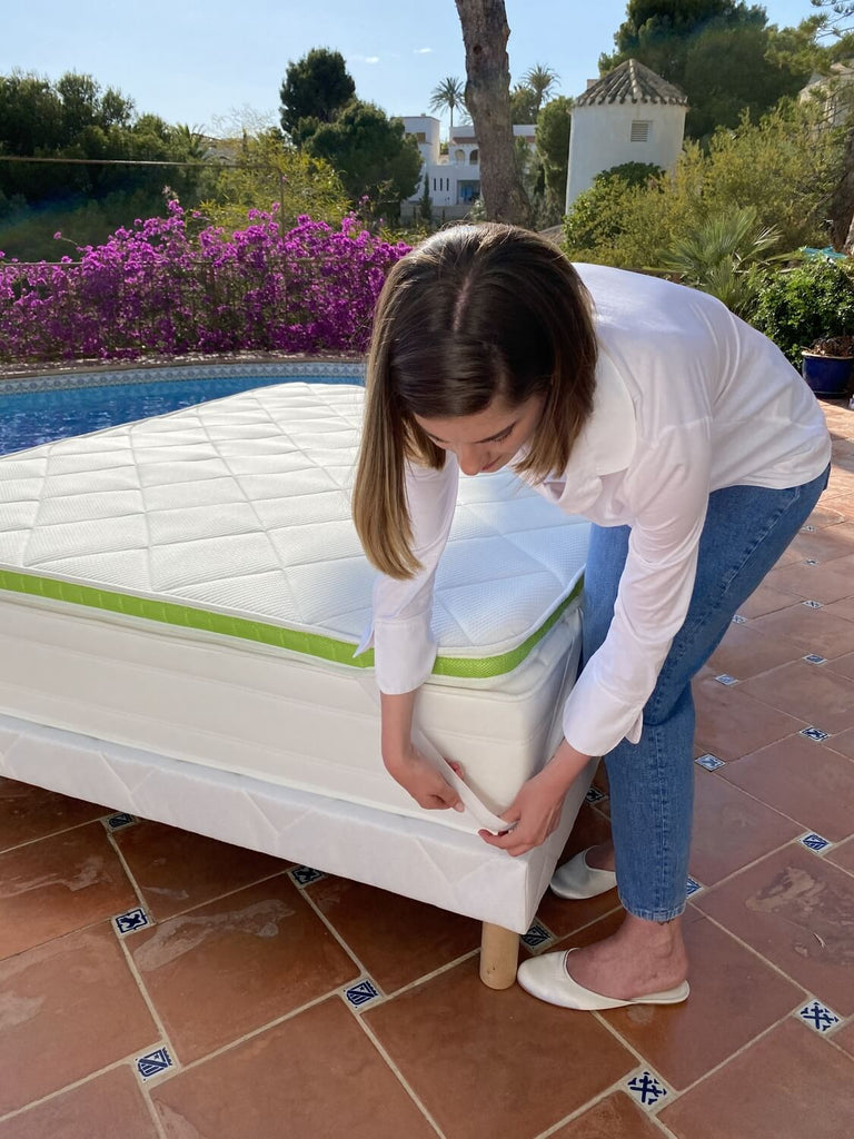 Démonstration de pose du surmatelas sur un matelas