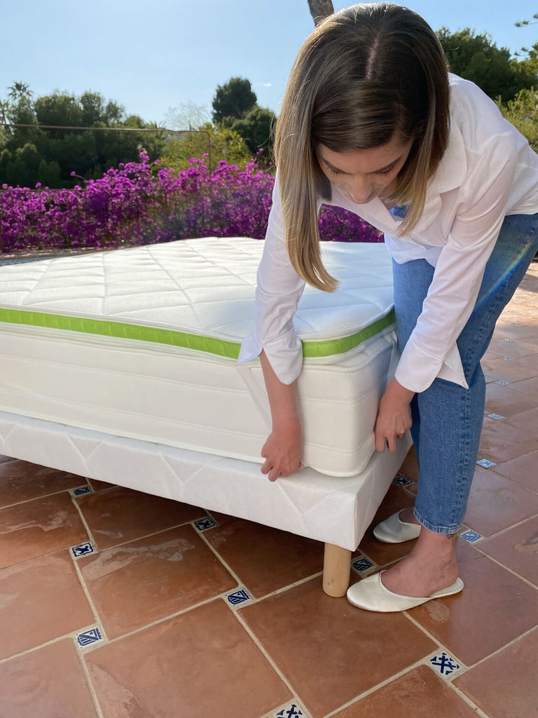 Maintien du surmatelas sur un matelas avec des élastiques